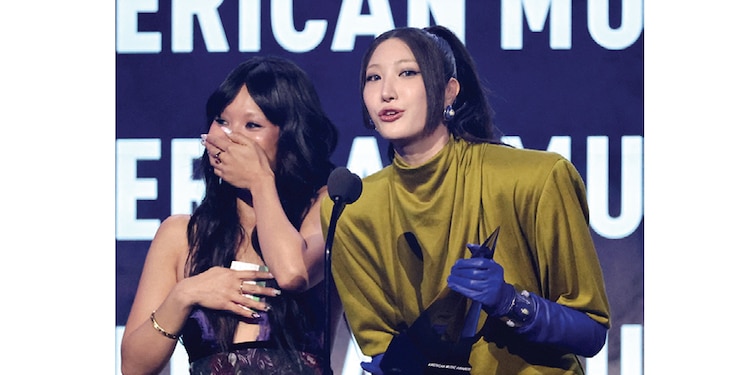HUNTR/X al ganar el premio a la Canción del Año por “Golden”.