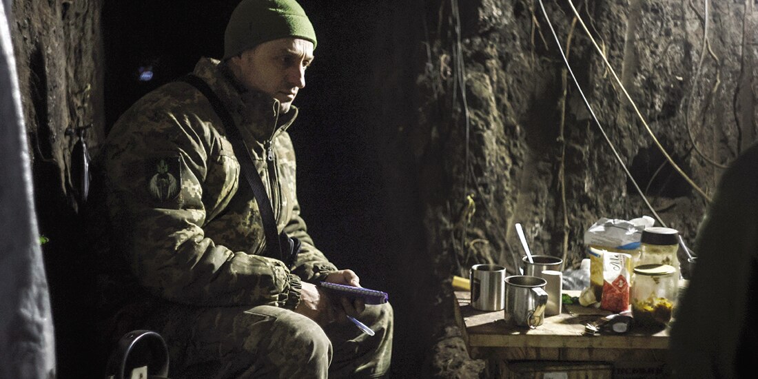 Un militar ucraniano se resguarda en las trincheras cerca de la línea de fuego, en Donetsk, unas de las regiones ocupadas, ayer.