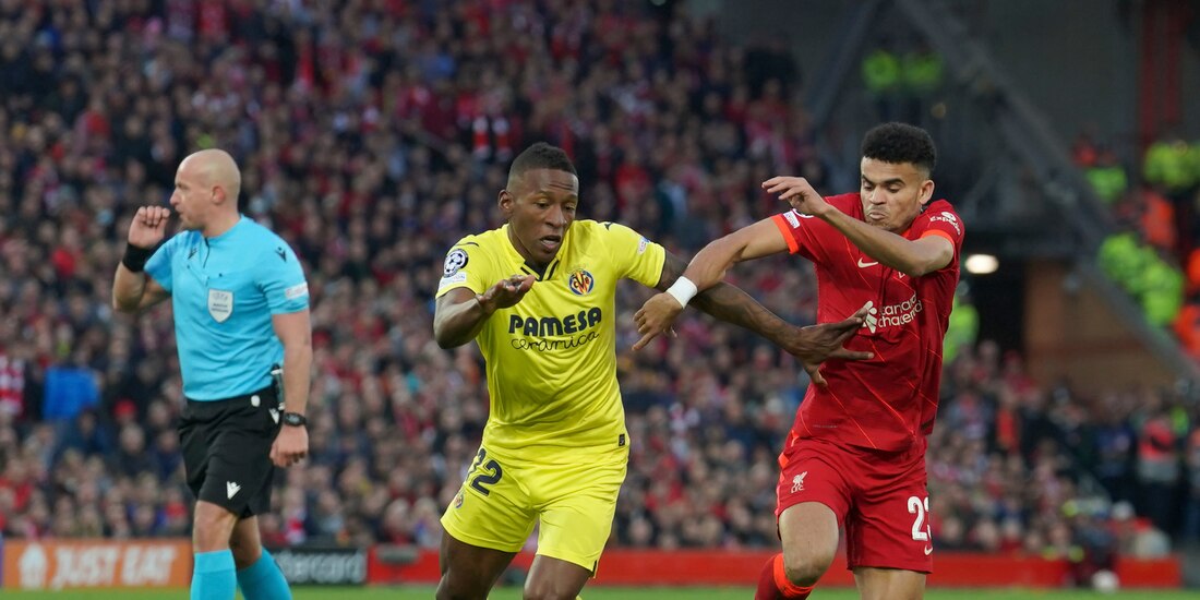 Pervis Estupiñán, del Villarreal, y Luis Díaz, del Liverpool, disputan el esférico durante el juego entre ambos clubes en Anfield.
