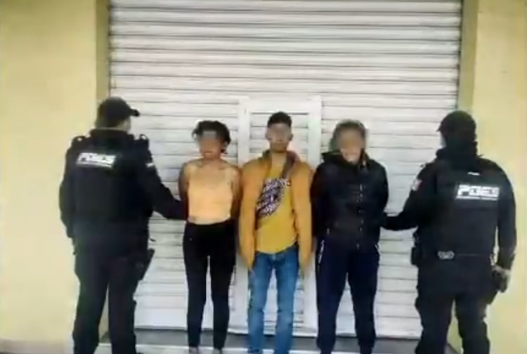 Tres detenidos en Querétaro por posesión de aparente droga.