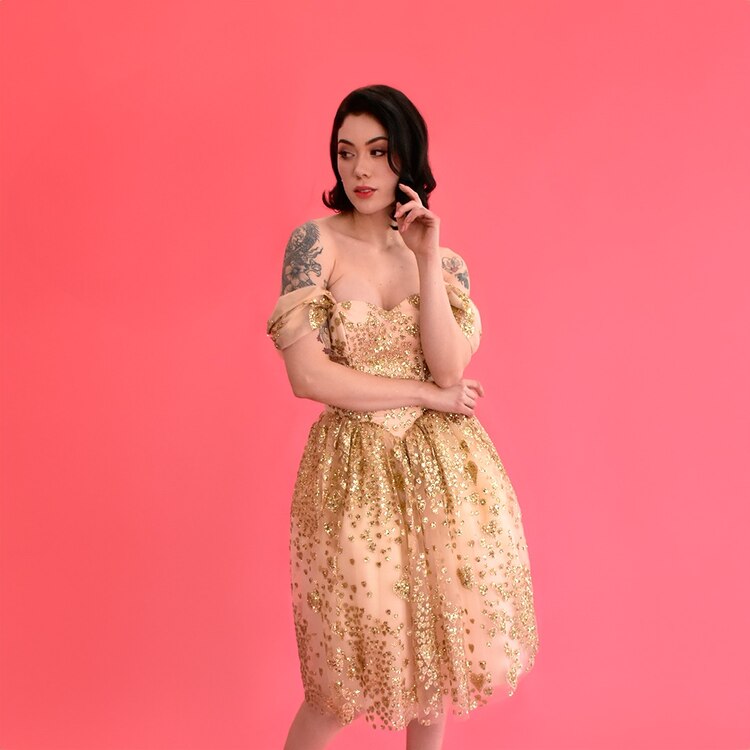 Las tonalidades vibrantes son una buena opción para lucir tu figura.