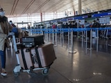 Una viajera llega a un mostrador en el aeropuerto de Beijing, ayer.