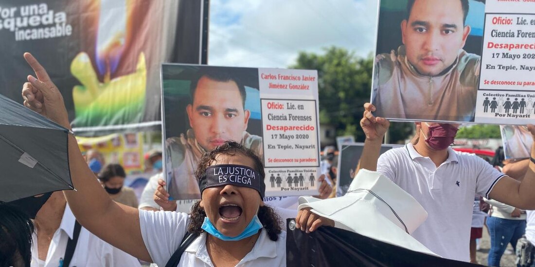 Con la frase "La justicia es ciega", familiares de desaparecidos exigen esclarecer casos.