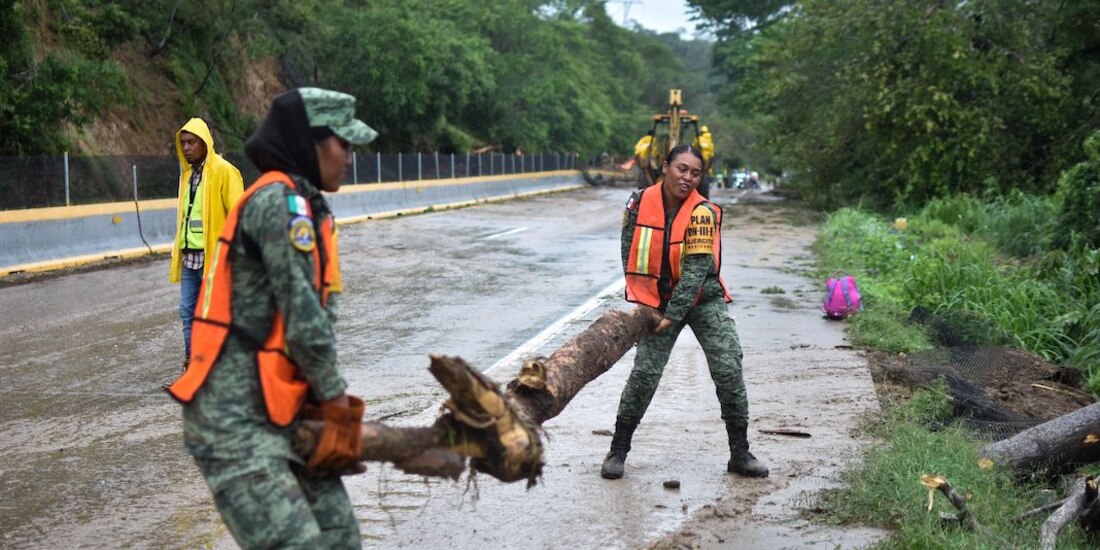 Elementos del Ejército realizaron labores de ayuda en la Autopista del Sol debido a los deslaves que ocasionó Otis, ayer.