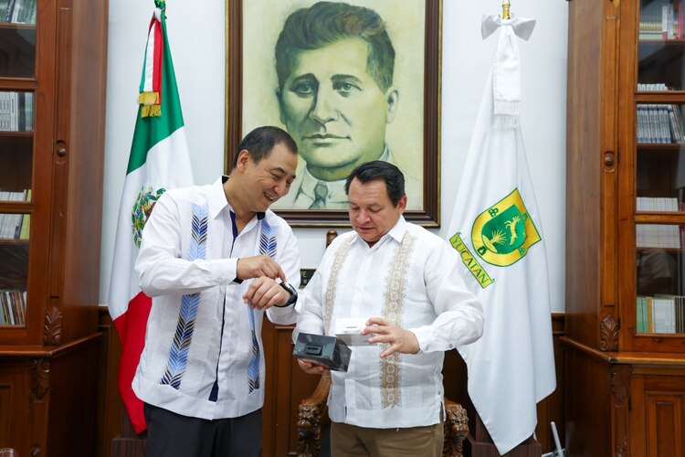 Representantes de Huawei y autoridades estatales dialogan sobre proyectos de innovación en educación y conectividad.