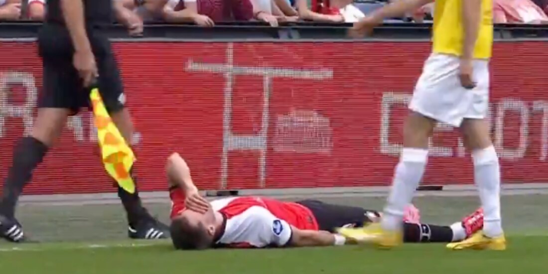 Santiago Giménez sale por lesión en el partido del Feyenoord contra el NAC Breda