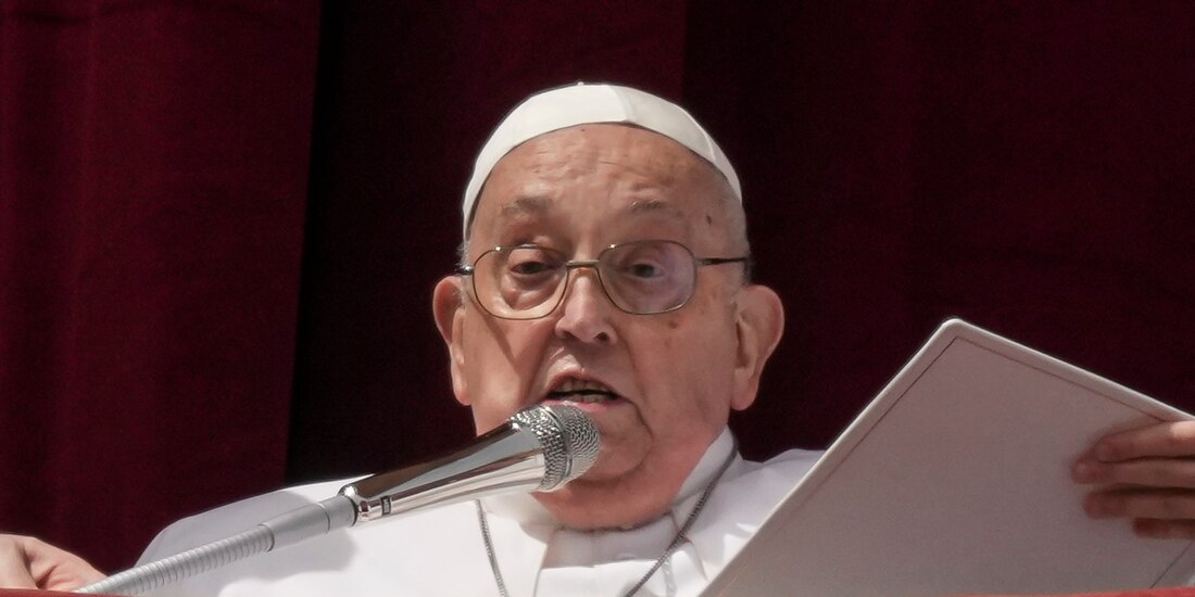 El papa Francisco en el pabellón central de la basílica de San Pedro para conferir la bendición Urbi et Orbi (para la ciudad y para el mundo, en latín) al finalizar la misa de Pascua que ofició el cardenal Angelo Comastri en la Plaza de San Pedro, el domingo 20 de abril de 2025, en el Vaticano.