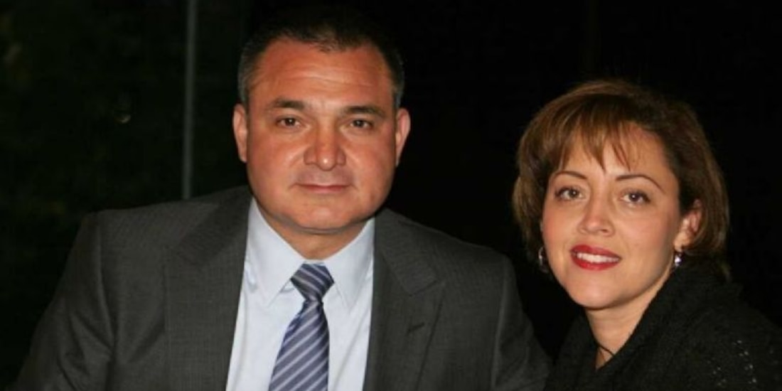 Genaro García Luna y su esposa.