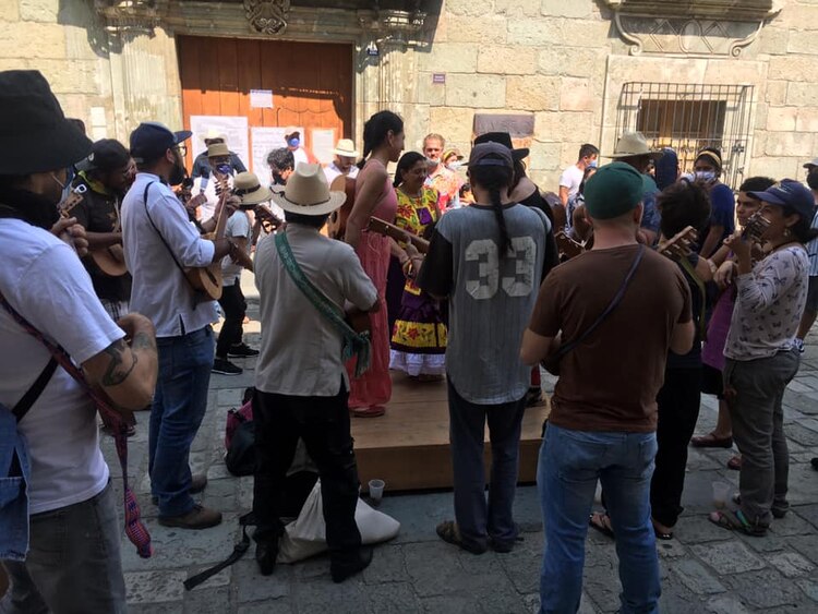 Artistas se unieron a la protesta para pedir la reapertura del recinto.