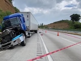 En el acotamiento quedó el tráiler que ocasionó el accidente en la autopista México-Puebla, ayer.
