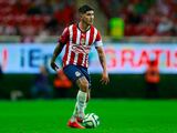Víctor Guzmán conduce el balón durante un partido de Chivas en el Torneo Clausura 2023.