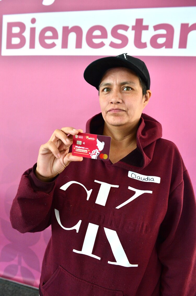 Mujeres del municipio de Nezahualcóyotl reciben tarjeta Mujeres Bienestar