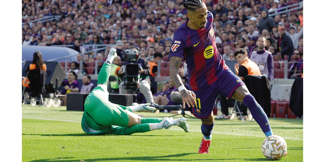 Raphinha conduce el balón la semana pasada ante el Rayo.
