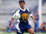 Luis Flores durante un partido de Liga MX con Pumas en el Estadio Olímpico Universitario.