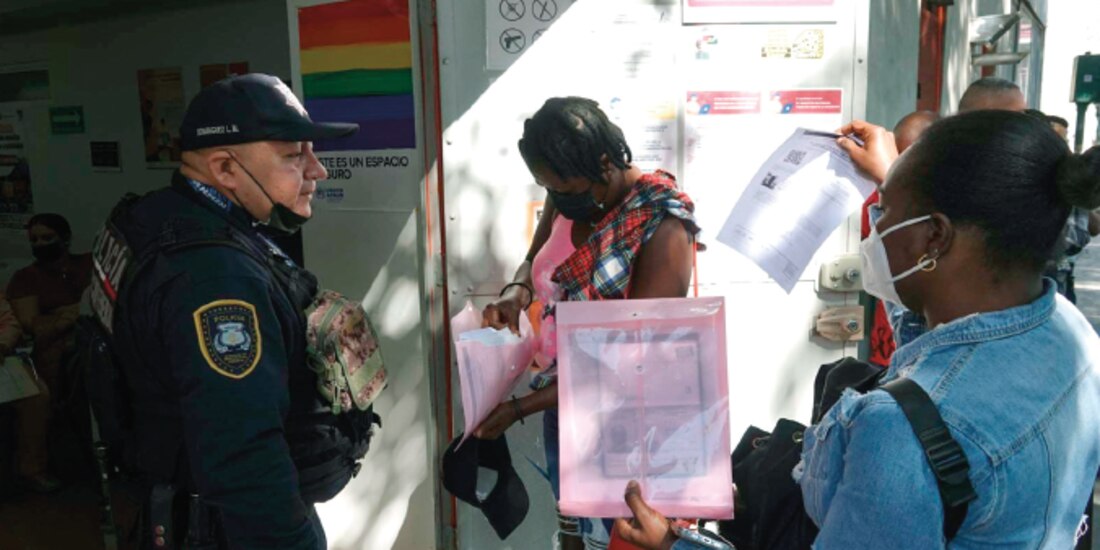 Migrantes acuden a las oficinas de la Comar en la alcaldía Iztapalapa, el pasado 28 de enero.