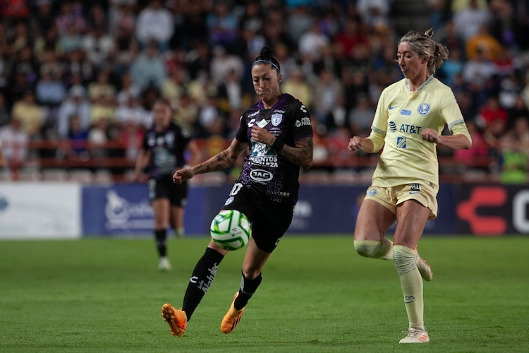 Jenni Hermoso, de azul, jugando con el Pachuca femenil.