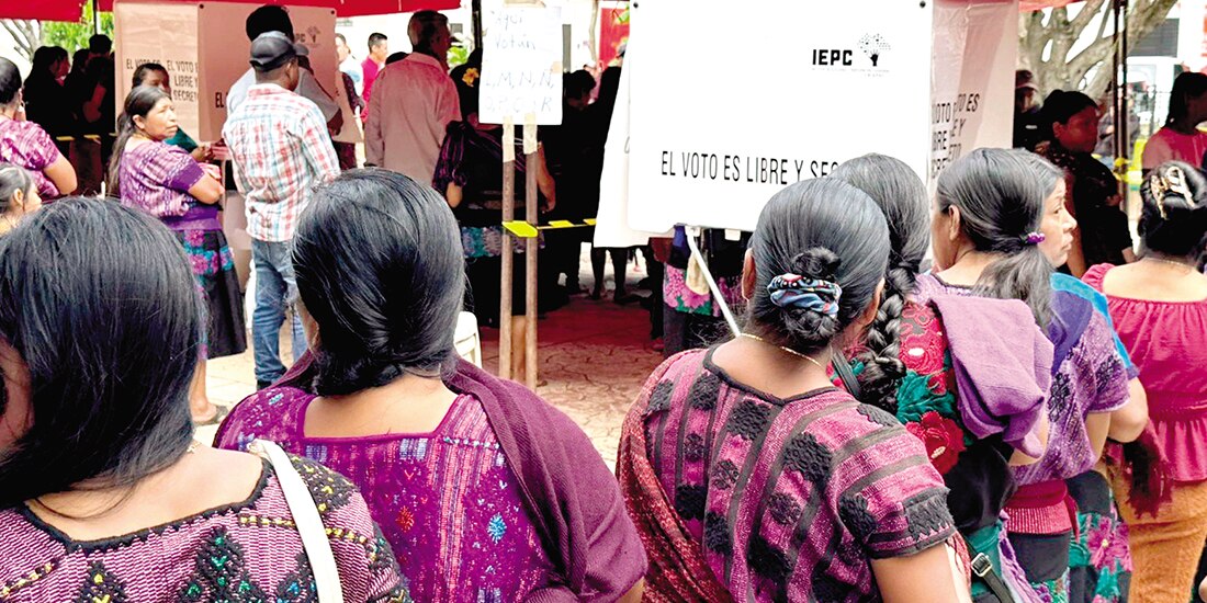 Habitantes de Pantelhó formados, ayer, para emitir su voto en una casilla.