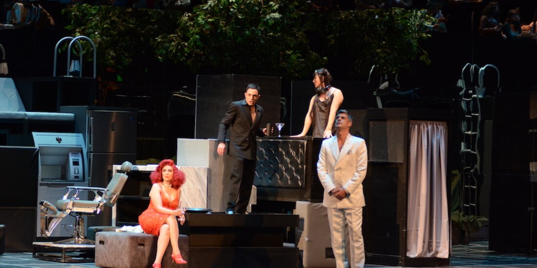 Parte del elenco, durante un ensayo de la puesta.