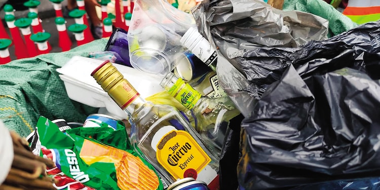 La Cofepris detectó la recolección y reutilización de botellas, tapas y etiquetas originales que ya se encuentran vacías, con el fin de rellenarlas utilizando alcohol de baja calidad.