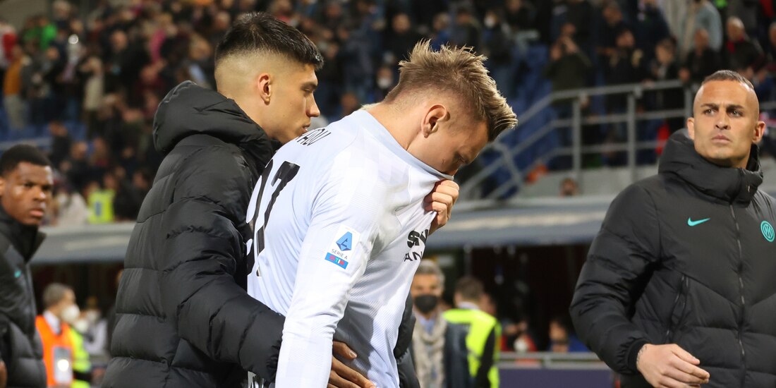 Ionut Radu, portero del Inter de Milán, lamenta su falla al final del encuentro contra el Bologna en juego pendiente de la Jornada 20 de la Serie A de Italia.
