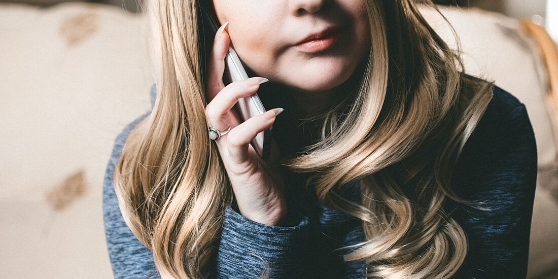 La policía rastreó la llamada de la mujer luego de realizar dos falsas amenazas de bomba.