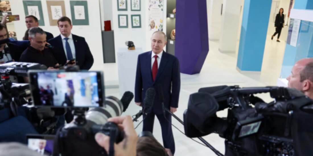 El líder ruso, Vladimir Putin, se reúne con periodistas tras una llamada telefónica con el mandatario estadounidense, Donald Trump, ayer.