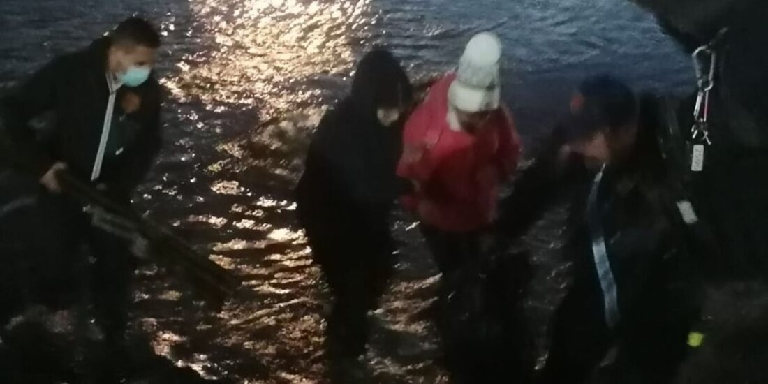 Protección Civil de Coahuila Zaragoza rescata a migrante atorada en el Río Bravo.