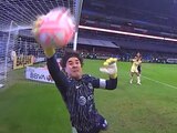 Memo Ochoa al momento de tapar el cabezazo de Sergio Flores en el Clásico Nacional entre América y Chivas.