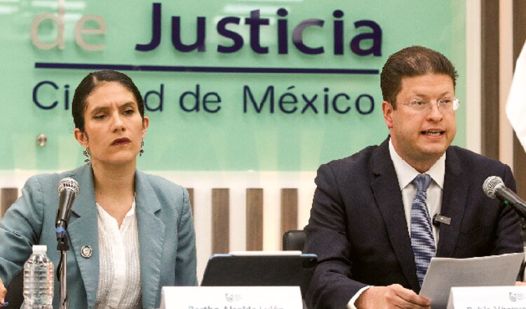 La fiscal general de la CDMX, Bertha Alcalde Luján, y el secretario de Seguridad capitalino,
Pablo Vázquez Camacho, ayer, en conferencia de prensa.