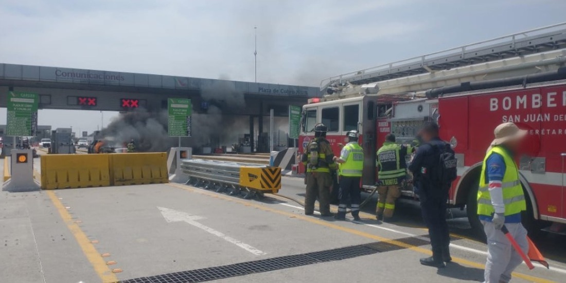 Se incendia camioneta en carretera México - Querétaro, cerca de la caseta ‘Las Palmillas’.