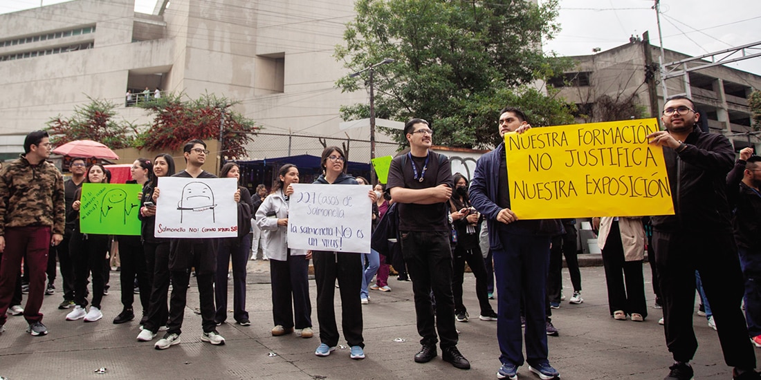Personal de salud de la institución pública, ayer, durante su manifestación.