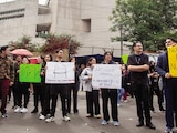 Personal de salud de la institución pública, ayer, durante su manifestación.