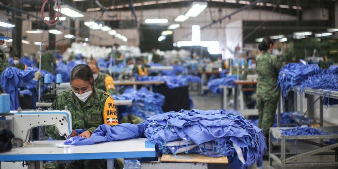 Militares confeccionan equipo médico de protección.