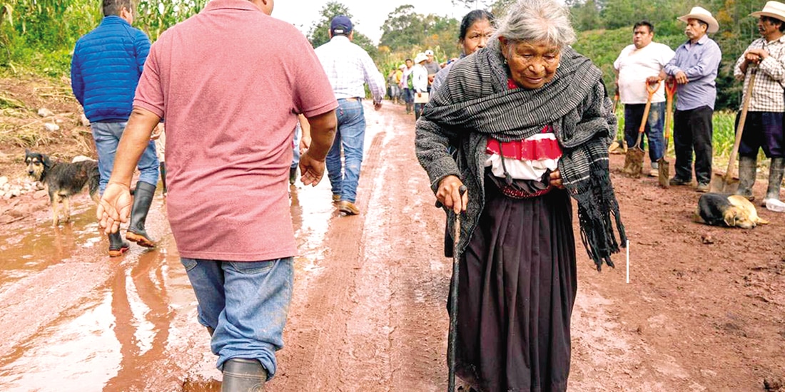 Vecinos de Naupan, Puebla, siguen con la búsqueda de personas desaparecidas, ayer.
