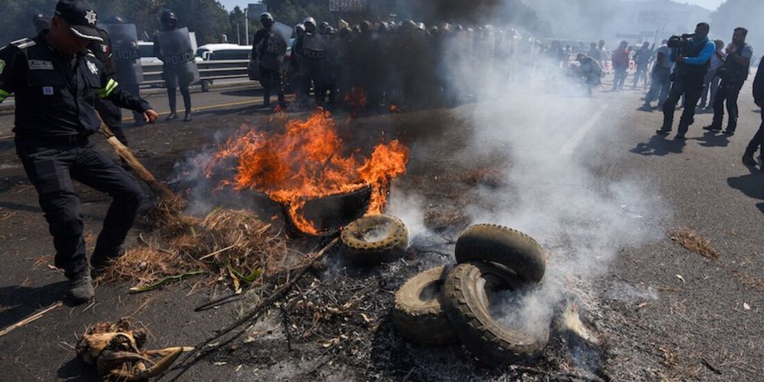 Los ejidatarios quemaron algunas llantas durante su acto de protesta, ayer.