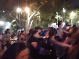 Momentos en que manifestación feminista en Cancún es dispersada por disparos de la policía.