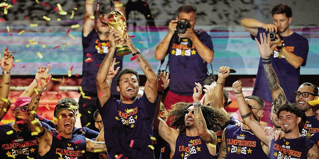 Rodri alza el trofeo de la Copa FIFA 2026 en Madrid, ayer.