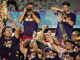 Rodri alza el trofeo de la Copa FIFA 2026 en Madrid, ayer.