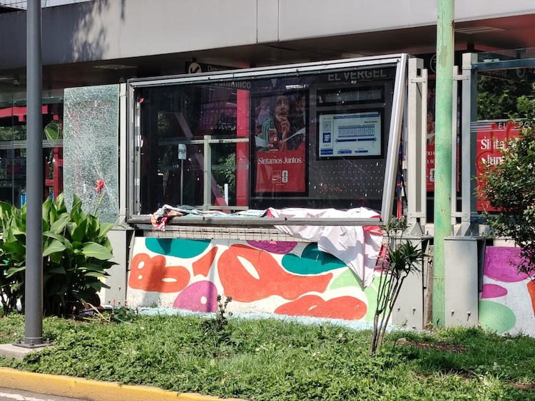 Destrozos en la estación El Vergel del Tren Ligero, durante manifestaciones del 11 de junio de 2026.