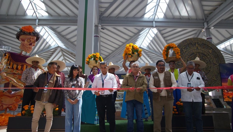 La pieza monumental rinde homenaje a la tradición florícola y al evento cultural Valle de Catrinas, originario del Pueblo Mágico de Atlixco.
