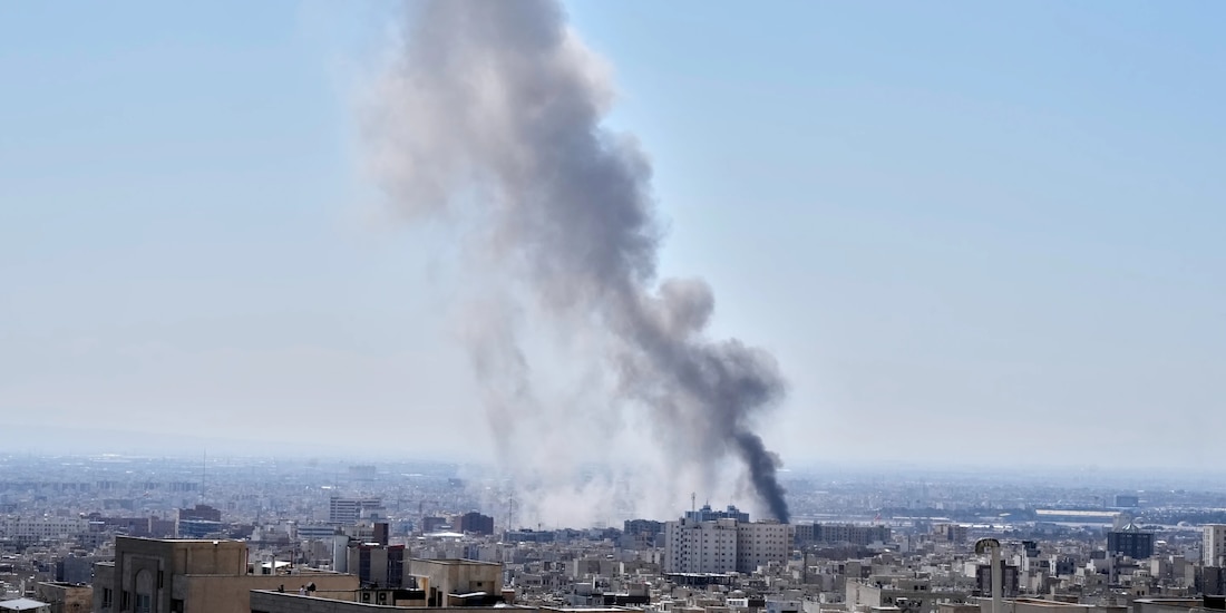 Una columna de humo se eleva en Teherán, Irán, tras ofensiva de Estados Unidos e Israel.