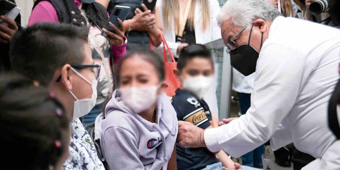 Sólo gestos hicieron algunos niños al recibir el biológico en la capital, ayer.