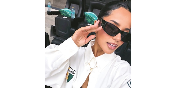 LA INTÉRPRETE Becky G compartió una
imagen en las tribunas del inmueble