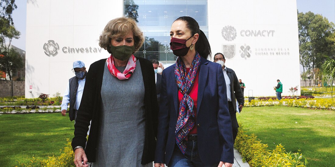 La jefa de Gobierno y la secretaria de Educación de la CDMX, ayer después de la inauguración del centro.