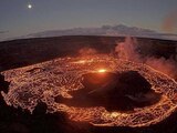 Esta imagen, tomada de una webcam del Centro Geológico de Estados Unidos, muestra la erupción del volcán Kilauea desde el anillo occidental de su caldera en la cima, el 5 de enero de 2023. ( Centro Geológico de Estados Unidos vía AP)