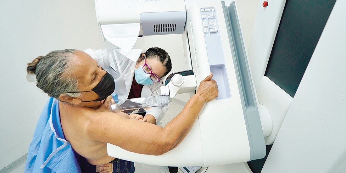 Una mujer se practica una mastografía en el IMSS, en octubre de 2024.