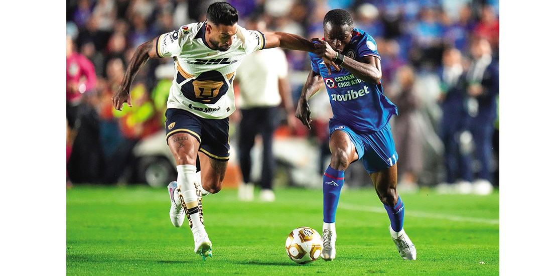 NATHAN SILVA disputa el balón
con Osinachi Ebere, ayer.