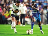 NATHAN SILVA disputa el balón
con Osinachi Ebere, ayer.