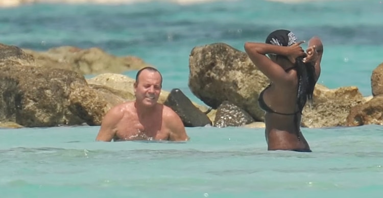 Julio Iglesias con mujeres jóvenes en 2020