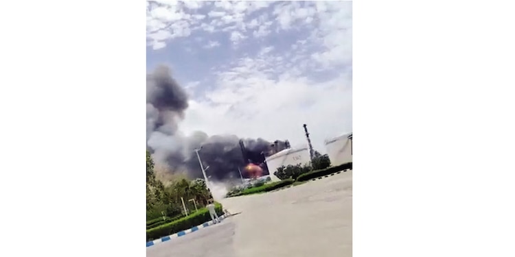 Incendio en una refinería de petróleo iraní en Lavan, ayer.